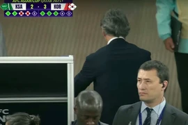 HLV Mancini đi vào đường hầm sau khi học trò của ông sút hỏng loạt luân lưu thứ tư.