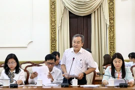 Ông Trần Thúc Chương, Phó Chủ tịch UBND quận 11, báo cáo tại buổi làm việc.