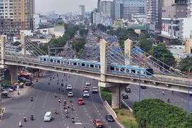 Tuyến metro số 1 chạy ngang đường Điện Biên Phủ.