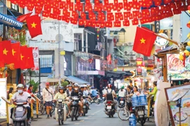 Phố đi bộ Bùi Viện rực rỡ không khí Tết 2025.