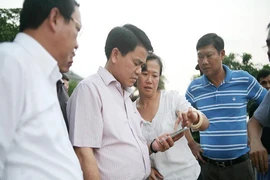 Cá chết ở Hồ Tây: Chủ tịch Nguyễn Đức Chung đi thị sát