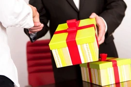 Hà Nội cấm công chức đi thăm, tặng quà tết cho cấp trên