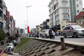 Hà Nội đề xuất hạ đê sông Hồng mở đường giao thông