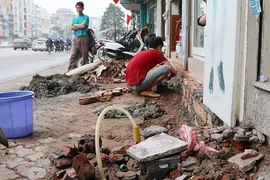 Vỉa hè Hà Nội bị nhiều cơ quan tái chiếm