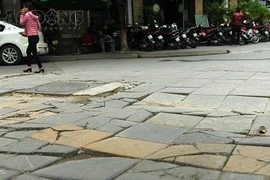 Chủ tịch Hà Nội yêu cầu thanh tra việc lát đá vỉa hè
