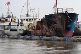 Lai dắt tàu cháy về khu an toàn, không để xăng dầu tràn