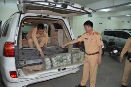 CSGT bắt 100 bánh heroin trên ô tô biển số Lào 