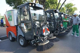 Hà Nội tái rửa đường chống bụi sau 3 năm tạm dừng?