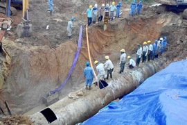 Đường ống nước sạch sông Đà lại bị vỡ