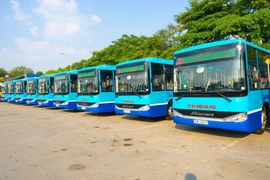 Hà Nội điều hàng trăm xe buýt chở người hết cách ly về nhà