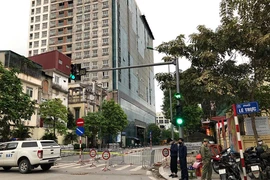 Phong tỏa đường, lắp cẩu tháp để cắt ngọn nhà 8B Lê Trực