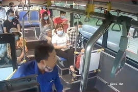 Phạt tiền người đàn nhổ nước bọt vào nữ nhân viên xe buýt