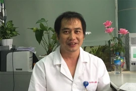 Vinh danh 'Công dân Thủ đô ưu tú' 1 bác sĩ chống COVID-19 