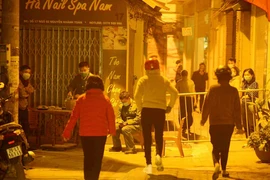 Ngõ 92, Nguyễn Khánh Toàn (Cầu Giấy) nơi nam sinh viên quê Hải Dương trọ học được phát hiện dương tính COVID-19 được phong toả trong đêm 28-1