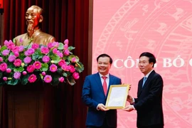 Thường trực Ban Bí thư Võ Văn Thưởng trao quyết định của Bộ Chính trị cho Tân Bí thư Thành uỷ Hà Nội Đinh Tiến Dũng.
