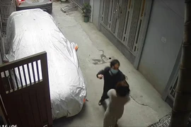 1 Vụ phó bị tạm đình chỉ vì xô xát với hàng xóm khi tranh chấp chỗ đỗ xe 