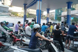 Hà Nội: Không để thiếu xăng dầu, giải quyết tình trạng bán xăng dầu bằng chai