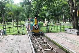 đoàn tàu trong công viên Thống Nhất