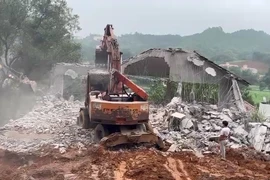 Hà Nội cưỡng chế phá dỡ biệt thự hàng chục tỷ đồng xâm phạm đất trồng rừng ở huyện Ba Vì