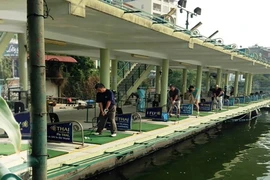 Hà Nội chính thức cho kinh doanh sân tập golf trên mặt nước Hồ Tây