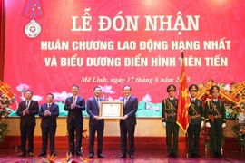 Huyện Mê Linh đón nhận Huân chương Lao động hạng Nhất