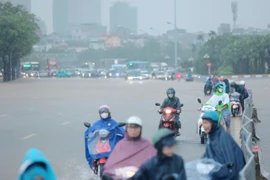 Hà Nội mưa lớn, nhiều điểm ngập sâu, giao thông ùn tắc