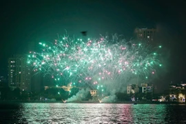 Hà Nội: Hàng vạn người dân, du khách đón giao thừa dưới màn pháo hoa rực rỡ