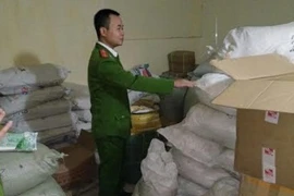 Thu giữ hơn 2,5 tấn phụ gia làm bim bim không rõ nguồn gốc