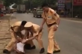 Nổ súng khống chế thanh niên xách dao chém CSGT