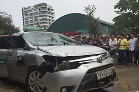 Taxi lao xuống hồ, 4 người trong xe chết thảm