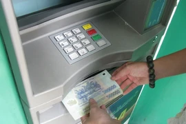 Mang hàng trăm thẻ giả từ Trung Quốc vào Việt Nam rút tiền