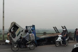 Xe tải húc văng hơn 20 m lan can cầu Vĩnh Tuy, kẹt xe hàng giờ