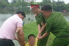 Nam thanh niên nhảy xuống hồ Gươm vì tưởng mình là cá