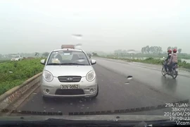 Taxi 'ngông nghênh' chạy ngược chiều, suýt gây ra tai nạn 