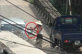 Đuổi việc 2 bảo vệ vụ cầu xây 7 năm chưa xong còn thu phí 'lụi'