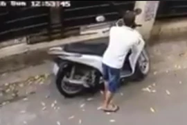 Trộm bẻ khóa, 'cuỗm' xe máy SH trong vòng 10 giây