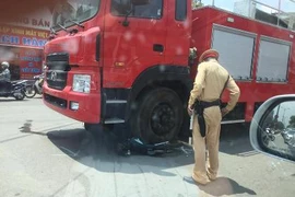 Xe máy nát bét dưới bánh xe cứu hỏa