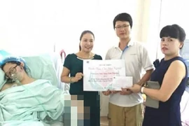 Trần tình của người có 'nụ cười tươi' khi trao quà từ thiện