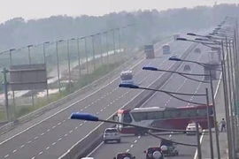 Quay đầu xe khách 47 chỗ trên cao tốc vì... nhầm đường