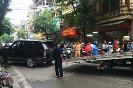Hò nhau nâng đầu ô tô để cứu cô gái bị cuốn dưới gầm