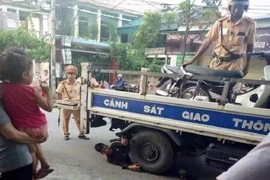 Ôm bánh xe CSGT 'ăn vạ', một thanh niên bị phạt 6,5 triệu đồng
