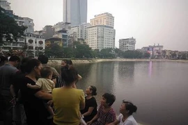 Bơi ra giữa hồ Ngọc Khánh, thanh niên bất ngờ kêu cứu rồi chìm dần 