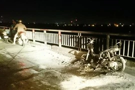 Say rượu, lên cầu đốt xe cho... bõ tức