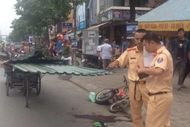 Đâm phải xe chở tôn, cháu bé tử vong thương tâm