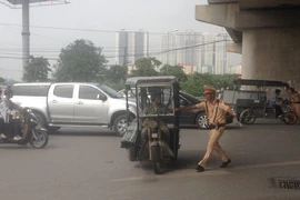 Chở hơn 30 ống thép, tài xế xe ba gác quay đầu bỏ trốn