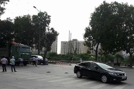 Bị cuốn vào gầm xe, 2 thanh niên thoát chết kỳ diệu