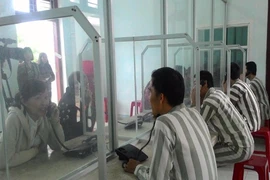 Cấm cảnh sát thu tiền của người nhà đến thăm phạm nhân
