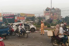Tàu hỏa hất văng ô tô, 5 người chết, 2 người nguy kịch