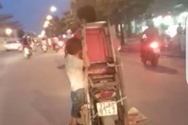 'Toát mồ hôi' với hình ảnh cậu bé đu mình trên xe máy