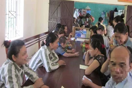 Phạm nhân khi gặp người nhà không được dùng tiếng lóng